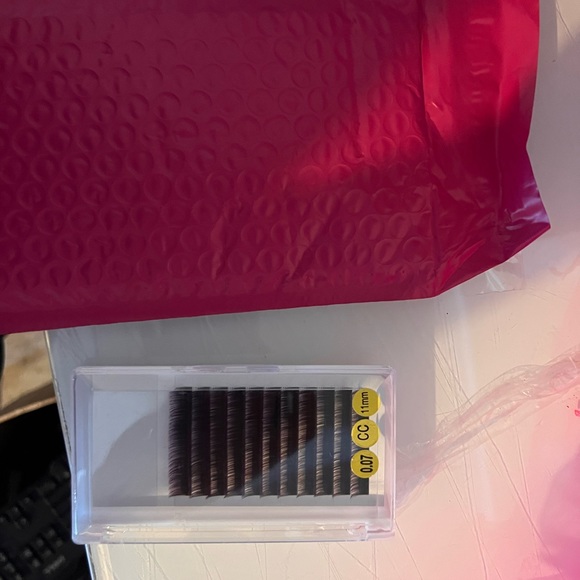 Box of lashes packaging and other items - Picture 3 of 10